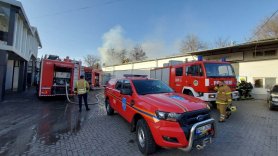FOTO // Incendiu puternic în Capitală. Un depozit a luat foc
