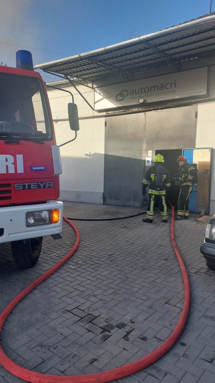 FOTO // Incendiu puternic în Capitală. Un depozit a luat foc