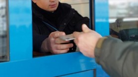 Moldoveni prinși la vamă cu acte false. Cât i-a costat contrafacerea permisul irlandez și buletinul de identitate român
