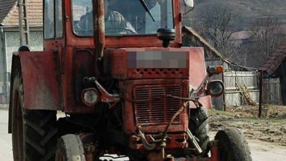 S-au îmbătat și s-au dus cu tractorul la Mall: Au rupt bariera, au parcat și au intrat să mănânce
