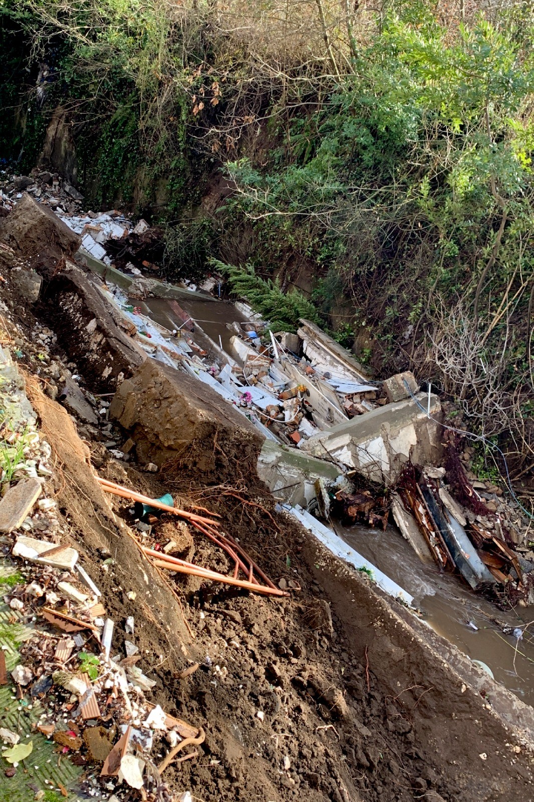 Imagini apocaliptice. Zeci de sicrie au ajuns într-o râpă, după ce o parte dintr-un cimitir s-a prăbușit, în Italia