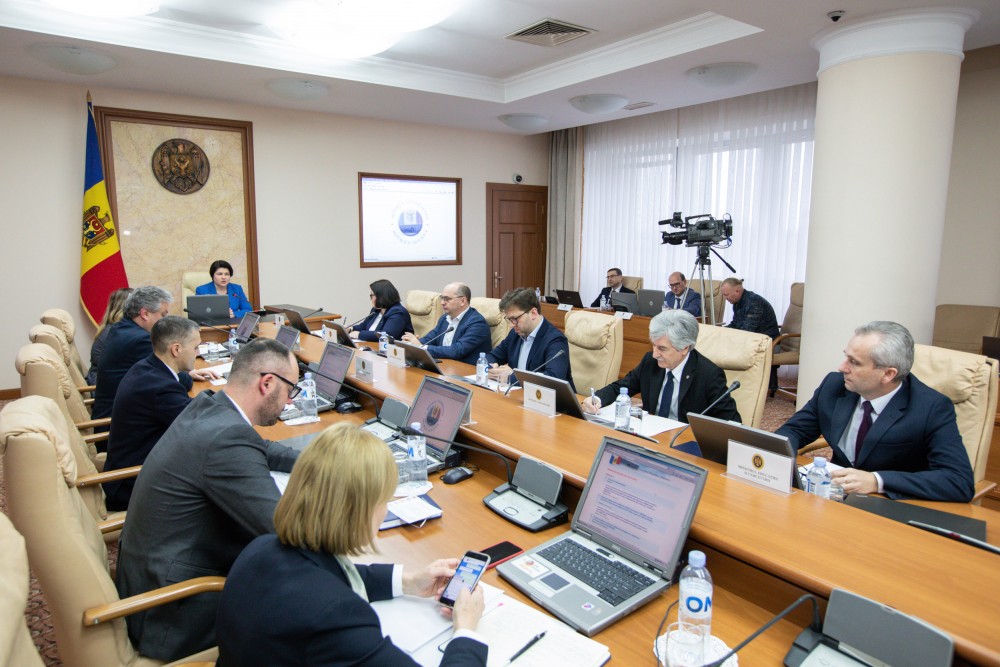 Moldovenii stabiliți în patru state vor putea primi pașapoartele prin poștă