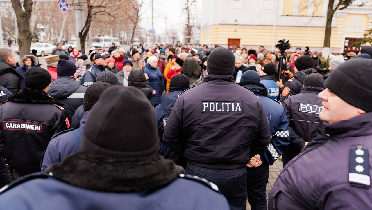 FOTO // Sute de pensionari, împiedicați de poliție să protesteze pașnic, la Parlament, față de indexarea pensiilor