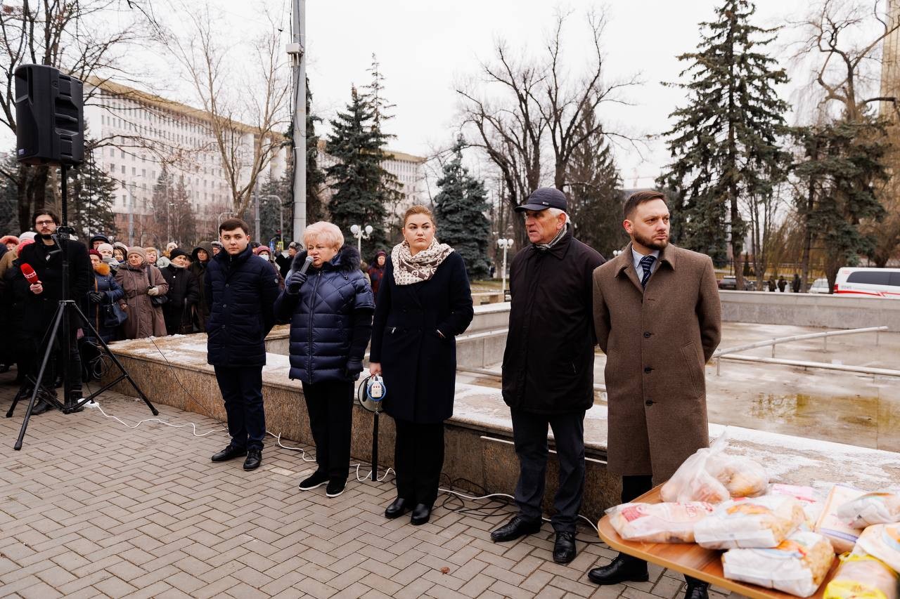 FOTO // Sute de pensionari, împiedicați de poliție să protesteze pașnic, la Parlament, față de indexarea pensiilor