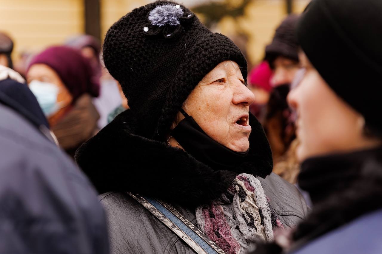 FOTO // Sute de pensionari, împiedicați de poliție să protesteze pașnic, la Parlament, față de indexarea pensiilor
