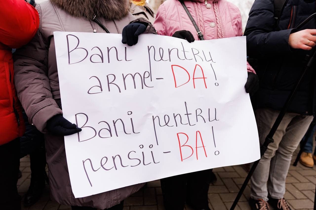 FOTO // Sute de pensionari, împiedicați de poliție să protesteze pașnic, la Parlament, față de indexarea pensiilor