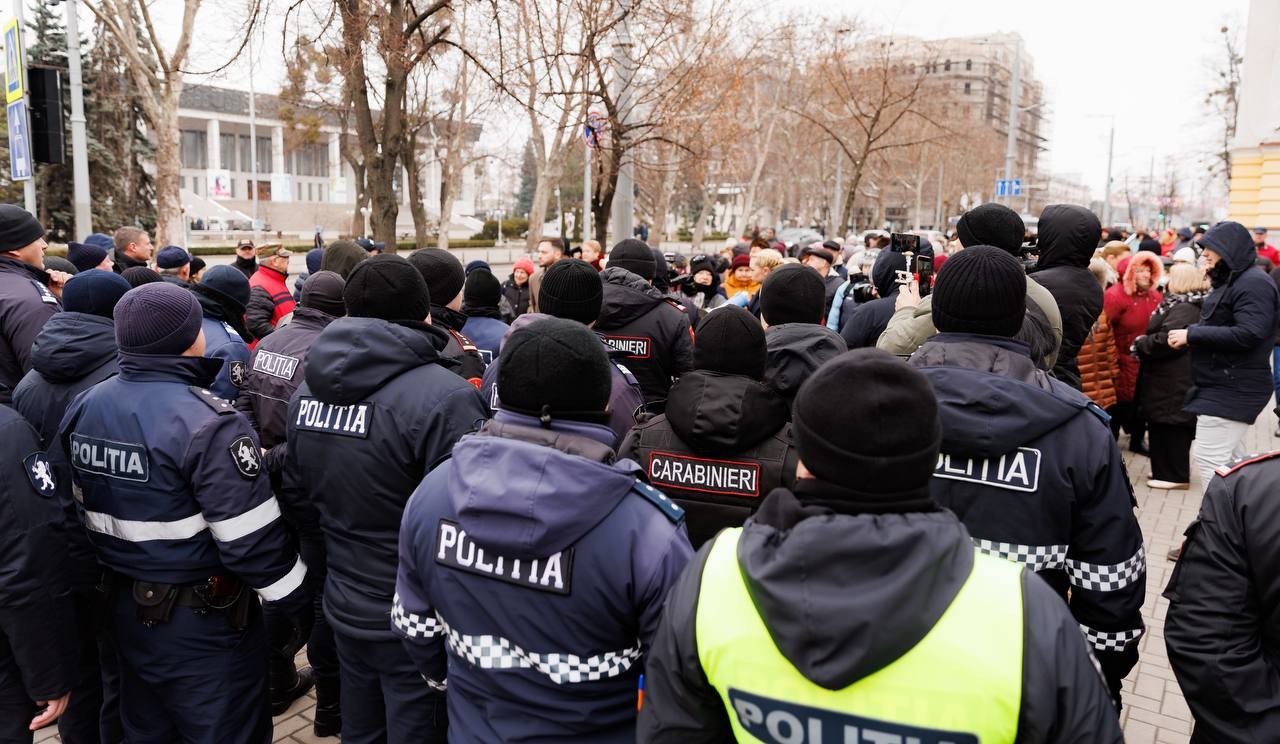 FOTO // Sute de pensionari, împiedicați de poliție să protesteze pașnic, la Parlament, față de indexarea pensiilor
