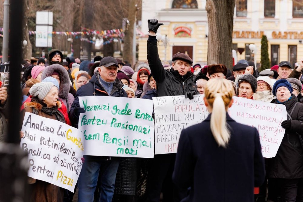 FOTO // Sute de pensionari, împiedicați de poliție să protesteze pașnic, la Parlament, față de indexarea pensiilor