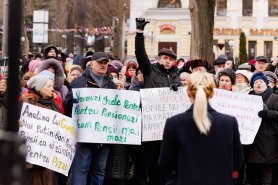 FOTO // Sute de pensionari, împiedicați de poliție să protesteze pașnic, la Parlament, față de indexarea pensiilor