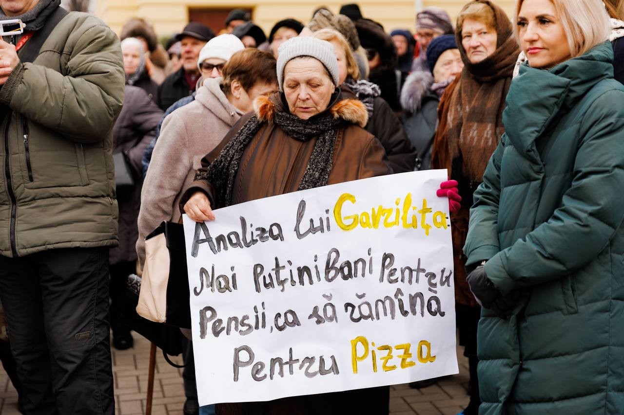 FOTO // Sute de pensionari, împiedicați de poliție să protesteze pașnic, la Parlament, față de indexarea pensiilor