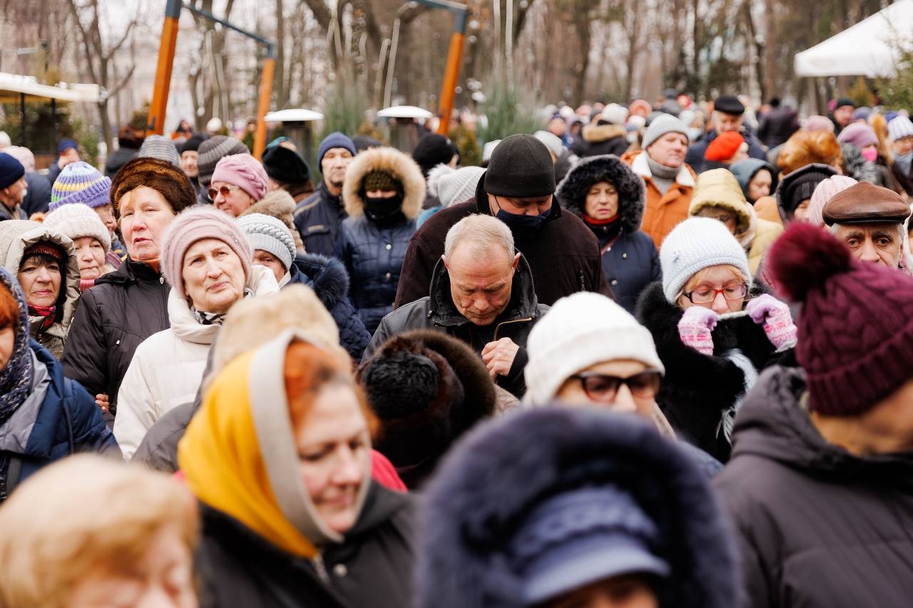 FOTO // Sute de pensionari, împiedicați de poliție să protesteze pașnic, la Parlament, față de indexarea pensiilor