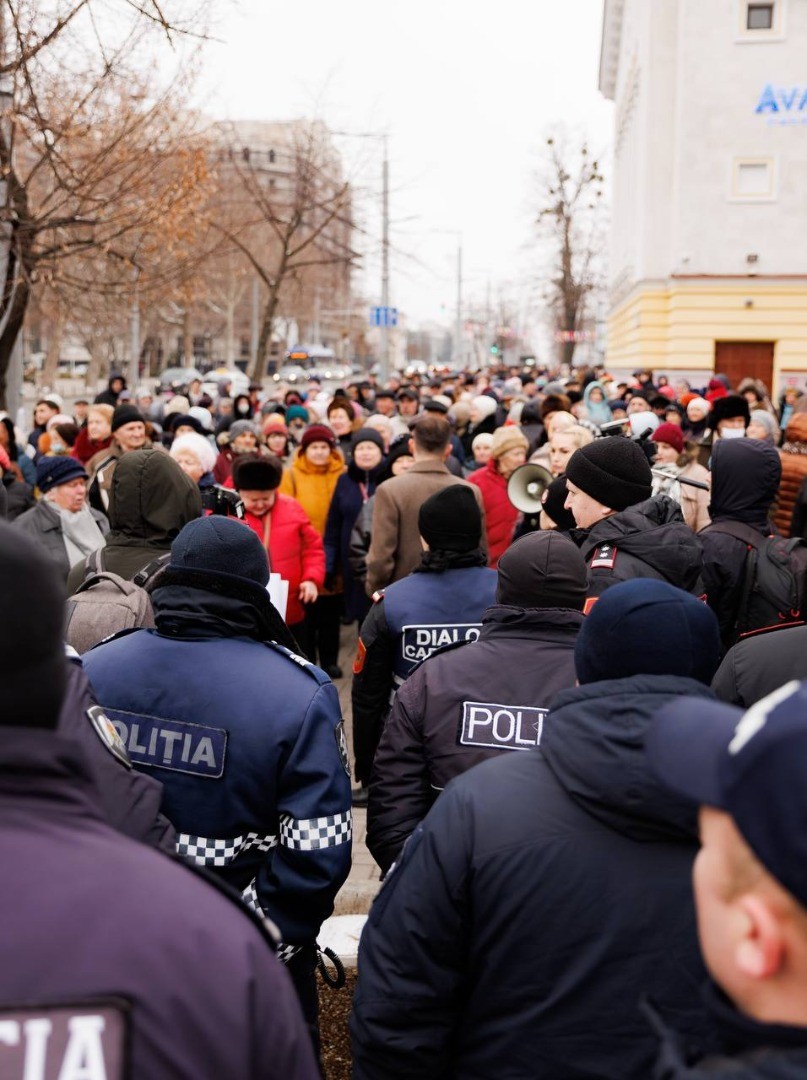 FOTO // Sute de pensionari, împiedicați de poliție să protesteze pașnic, la Parlament, față de indexarea pensiilor