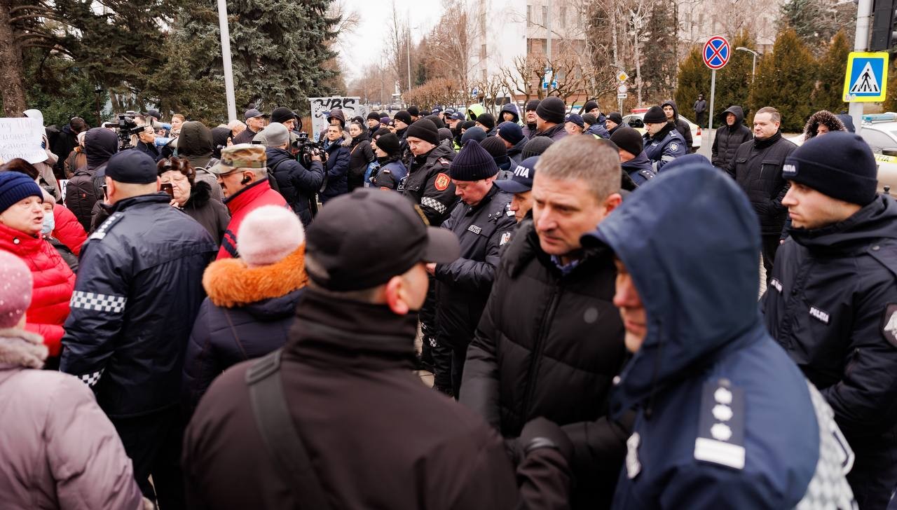 FOTO // Sute de pensionari, împiedicați de poliție să protesteze pașnic, la Parlament, față de indexarea pensiilor