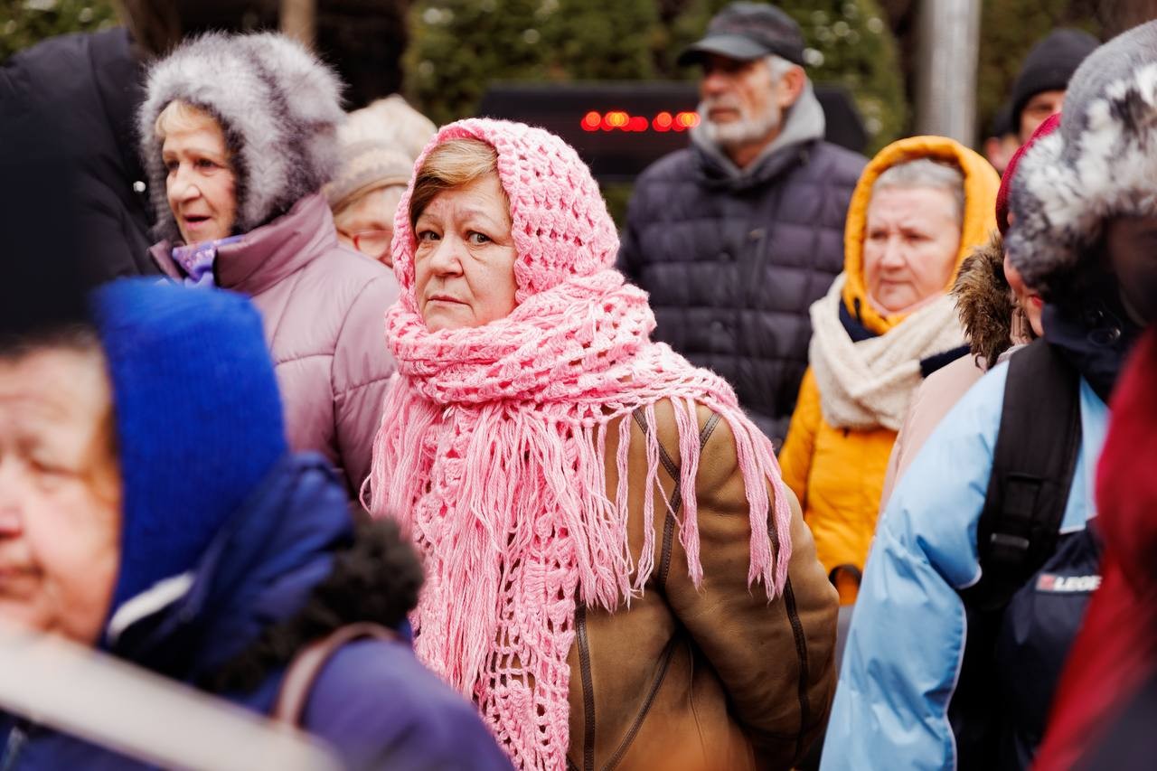 FOTO // Sute de pensionari, împiedicați de poliție să protesteze pașnic, la Parlament, față de indexarea pensiilor