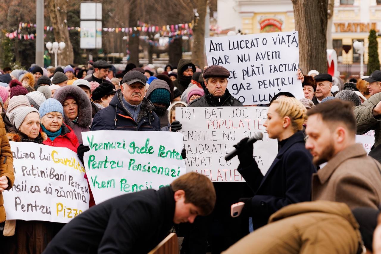 FOTO // Sute de pensionari, împiedicați de poliție să protesteze pașnic, la Parlament, față de indexarea pensiilor
