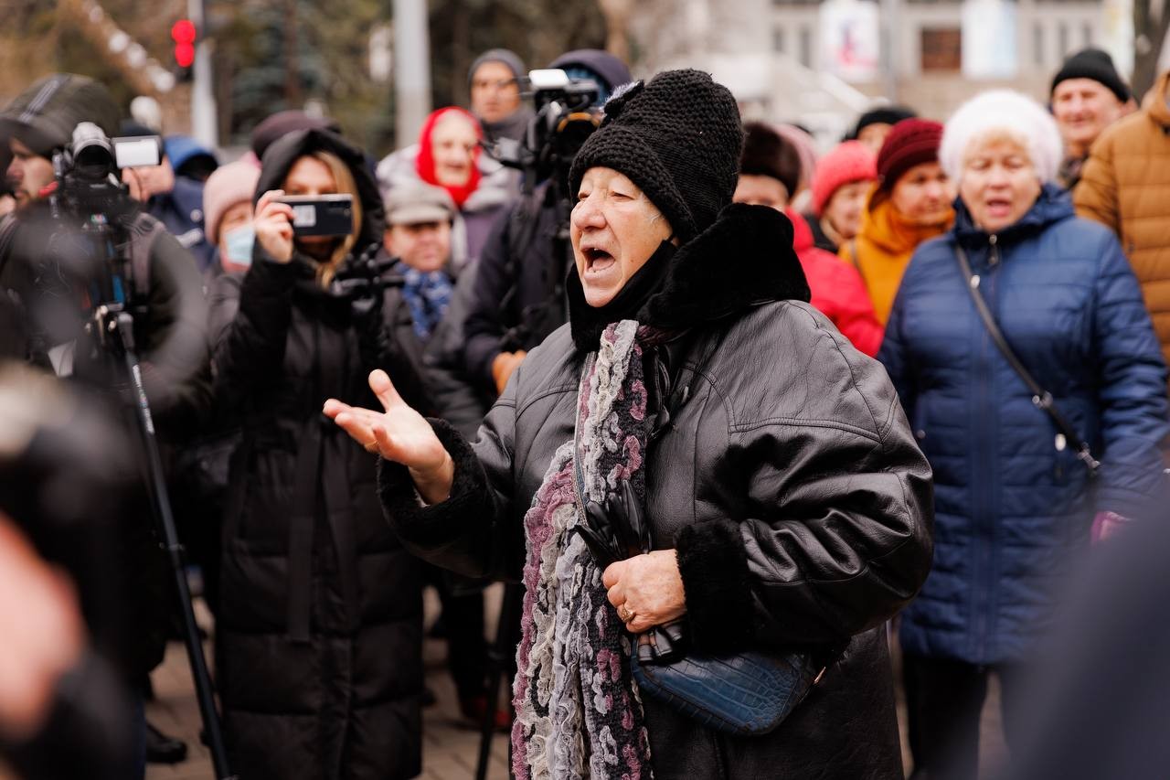 FOTO // Sute de pensionari, împiedicați de poliție să protesteze pașnic, la Parlament, față de indexarea pensiilor