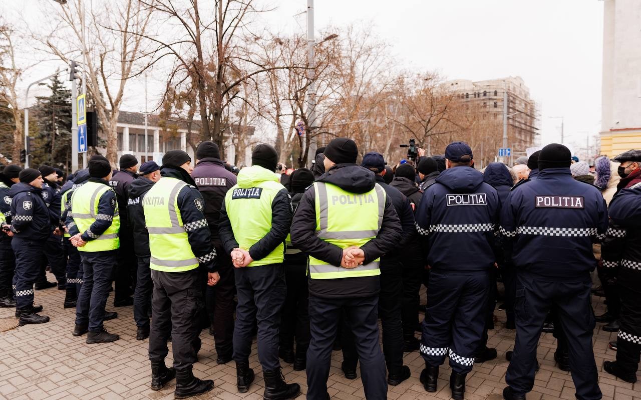 FOTO // Sute de pensionari, împiedicați de poliție să protesteze pașnic, la Parlament, față de indexarea pensiilor