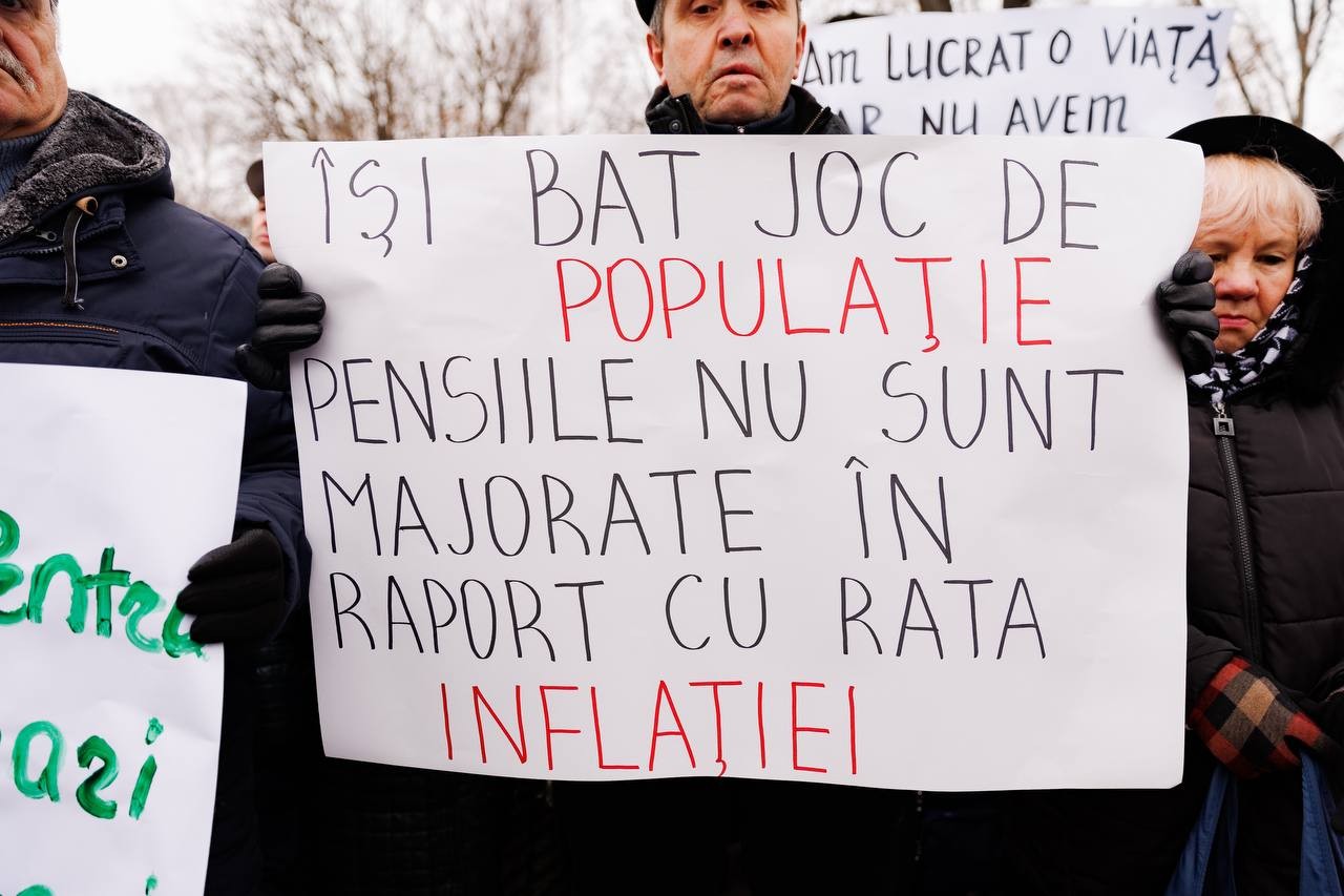 FOTO // Sute de pensionari, împiedicați de poliție să protesteze pașnic, la Parlament, față de indexarea pensiilor