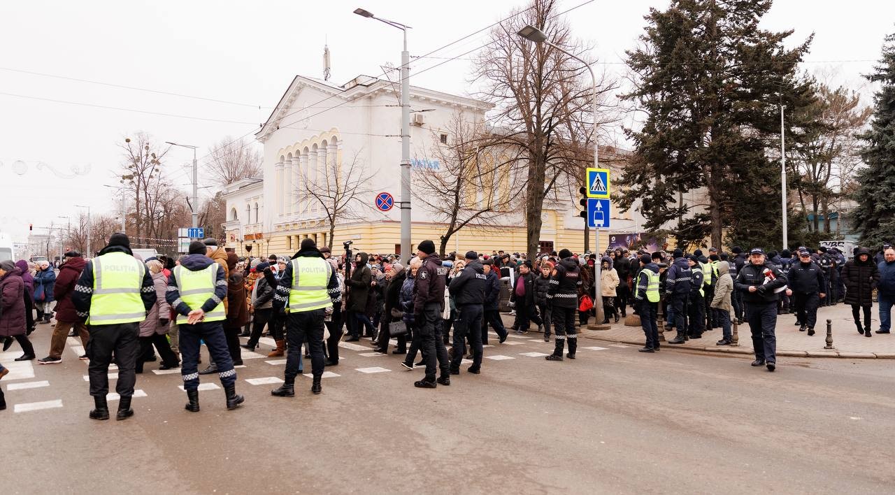 FOTO // Sute de pensionari, împiedicați de poliție să protesteze pașnic, la Parlament, față de indexarea pensiilor