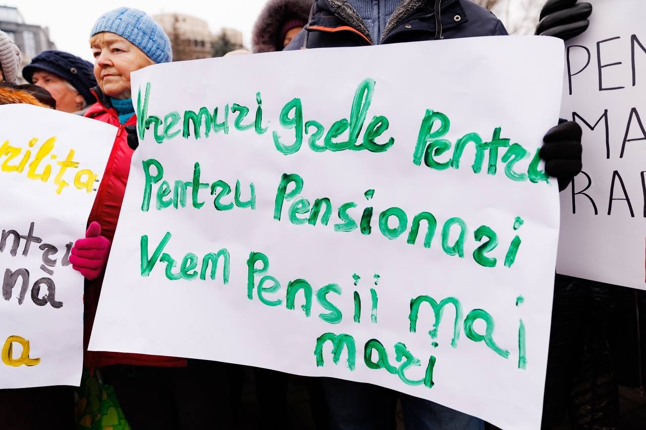 FOTO // Sute de pensionari, împiedicați de poliție să protesteze pașnic, la Parlament, față de indexarea pensiilor