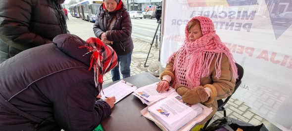 FOTO // A fost dat startul campaniei de colectare a semnăturilor privind achitarea de către Guvern a facturilor cetățenilor