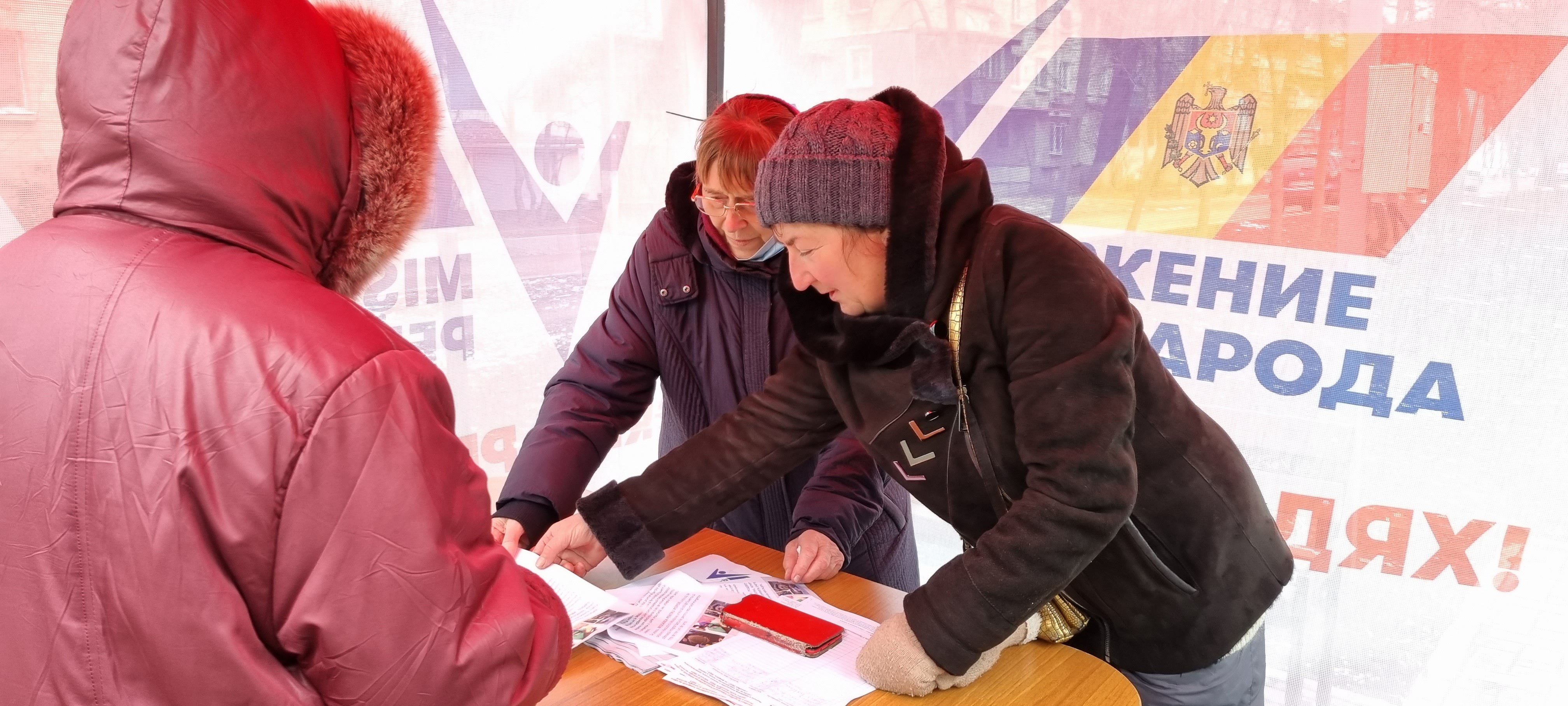 FOTO // A fost dat startul campaniei de colectare a semnăturilor privind achitarea de către Guvern a facturilor cetățenilor
