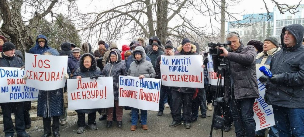 FOTO // Reprezentanții „Mișcării Pentru Popor” au cerut eliminarea cenzurii de la „Moldova 1”