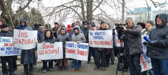 FOTO // Reprezentanții „Mișcării Pentru Popor” au cerut eliminarea cenzurii de la „Moldova 1”