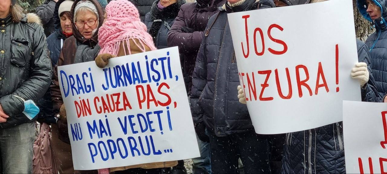 FOTO // Reprezentanții „Mișcării Pentru Popor” au cerut eliminarea cenzurii de la „Moldova 1”