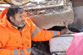 Imaginea durerii fără limite. Un tată îşi ţine de mână fiica moartă, prinsă în pat sub dărâmături, în Turcia