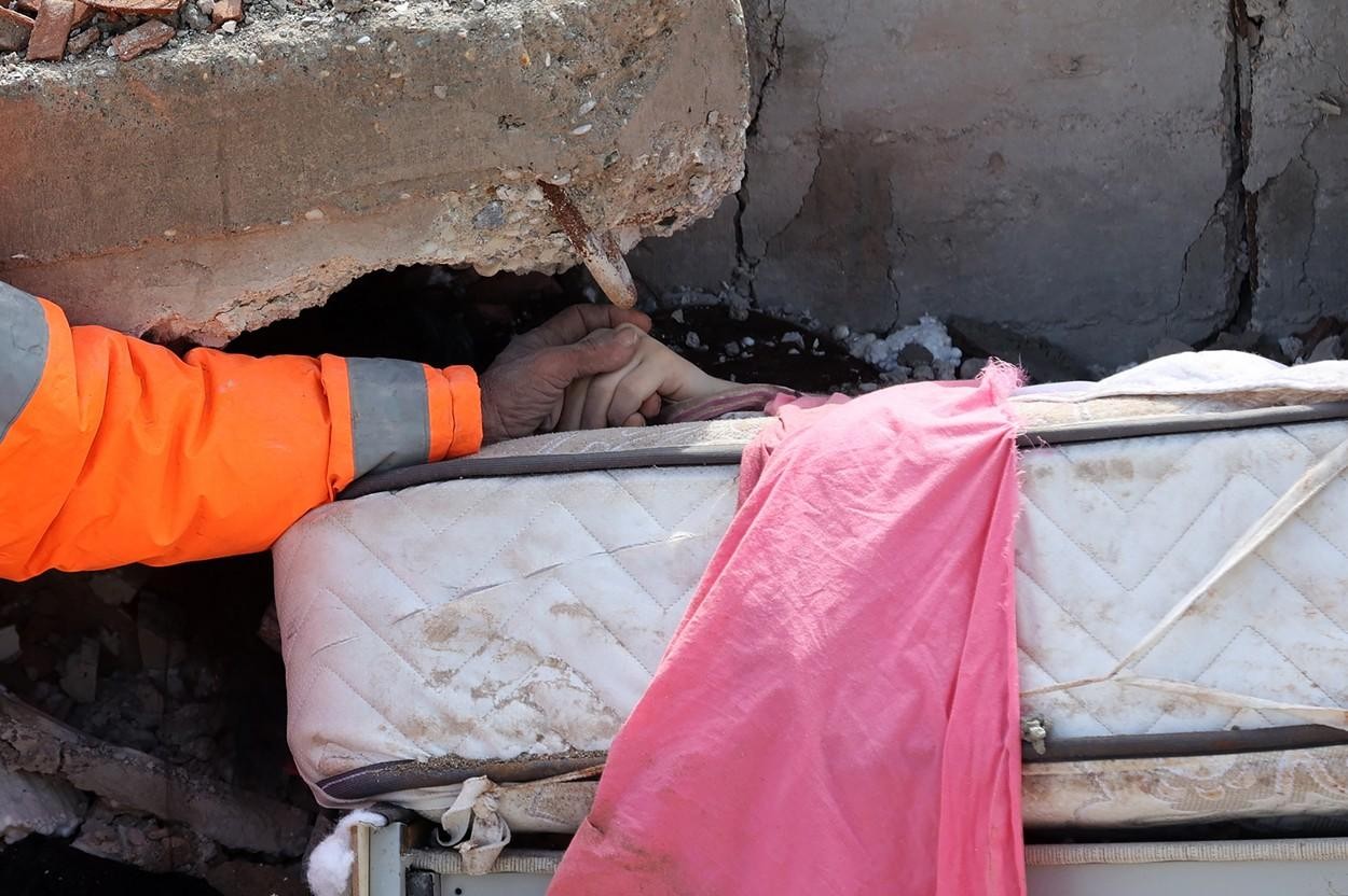 Imaginea durerii fără limite. Un tată îşi ţine de mână fiica moartă, prinsă în pat sub dărâmături, în Turcia