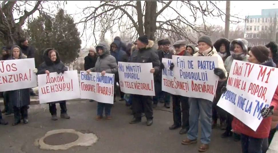 FOTO // Reprezentanții „Mișcării Pentru Popor” au cerut eliminarea cenzurii de la „Moldova 1”