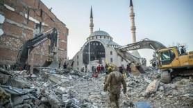 113 mandate de arest emise de turci, în legătură cu construcţia de clădiri prăbuşite în urma cutremurelor