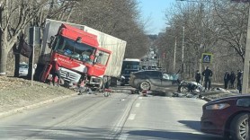 FOTO 18+ // TRAGEDIE pe o stradă din capitală: O persoană decedată după ce o Tesla s-a tamponat violent cu un camion