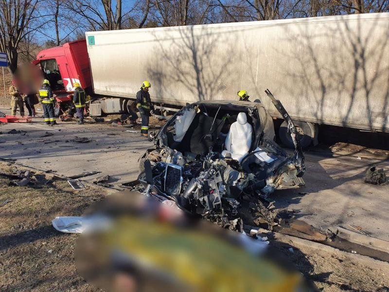 FOTO 18+ // TRAGEDIE pe o stradă din capitală: O persoană decedată după ce o Tesla s-a tamponat violent cu un camion