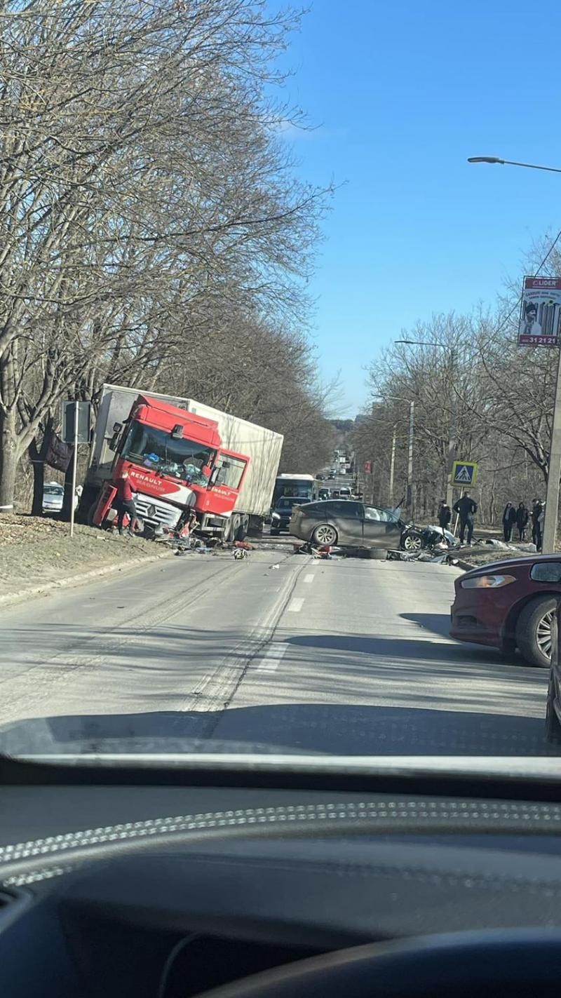 FOTO 18+ // TRAGEDIE pe o stradă din capitală: O persoană decedată după ce o Tesla s-a tamponat violent cu un camion