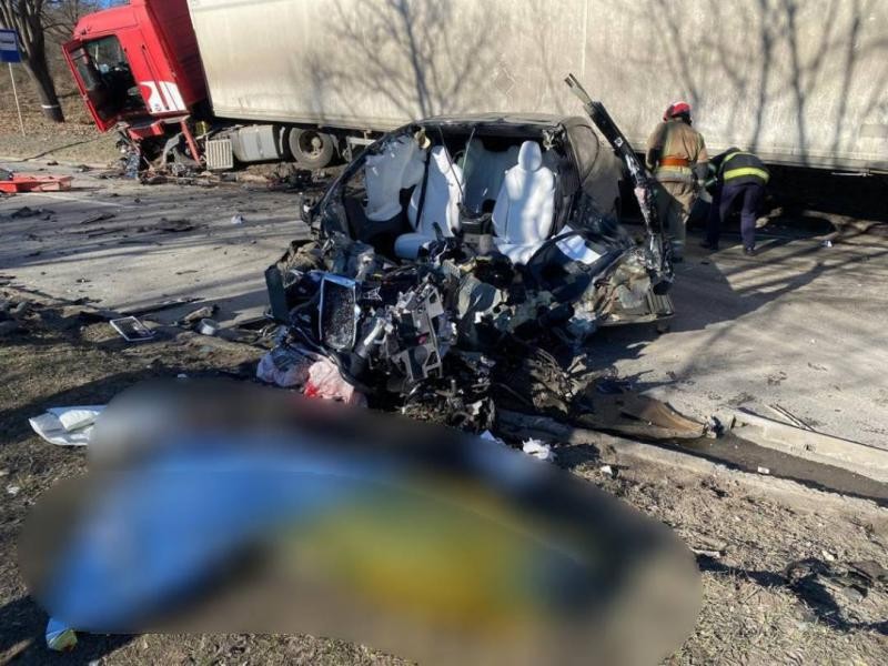 FOTO 18+ // TRAGEDIE pe o stradă din capitală: O persoană decedată după ce o Tesla s-a tamponat violent cu un camion