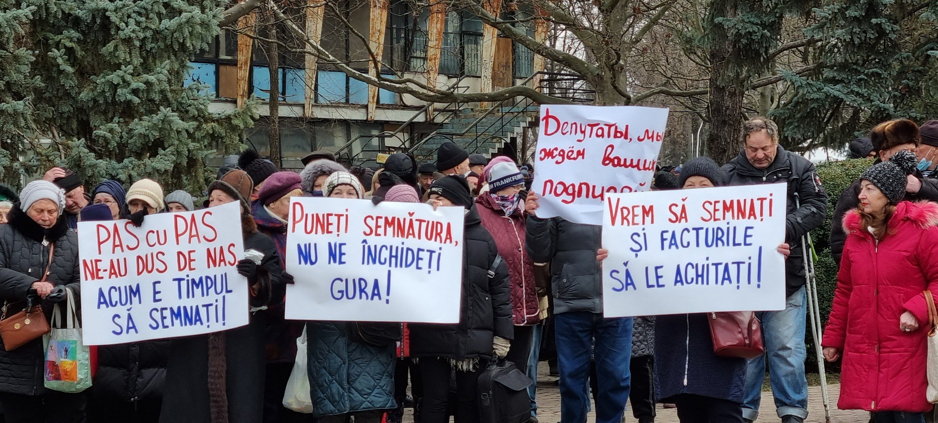 FOTO // Flashmob organizat de „ȘOR” la Parlament, pentru a obliga Guvernul să plătească facturile cetățenilor
