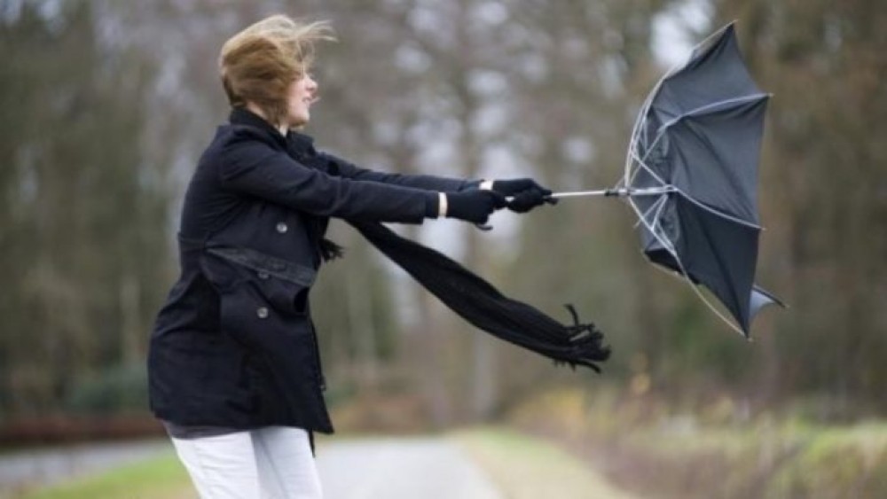 AVERTISMENT METEO // Cod GALBEN de intensificări ale vântului. Cum va fi timpul