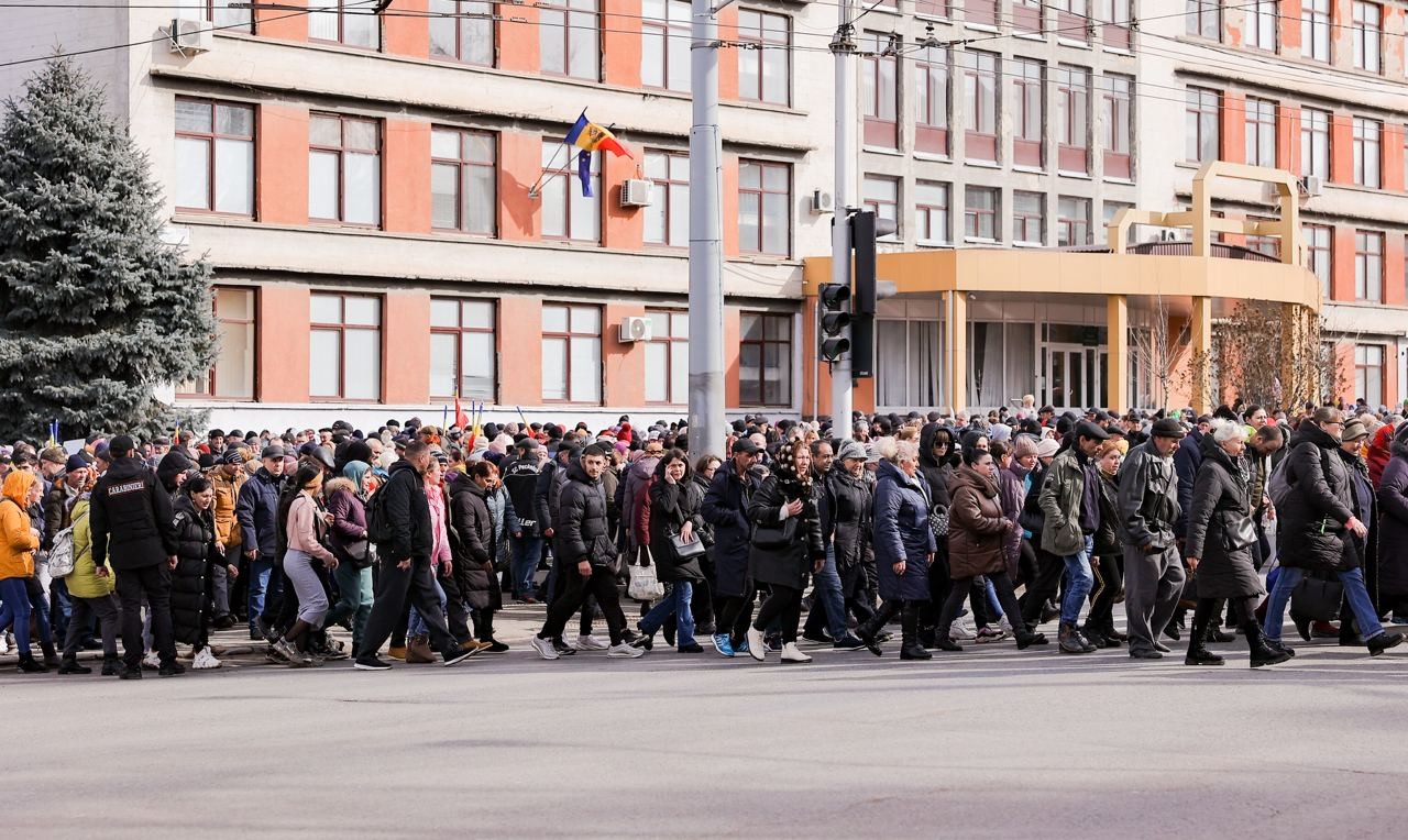 FOTO // Moldova fierbe: Mii de oameni îi cer Guvernului să plătească facturile populației pentru lunile de iarnă