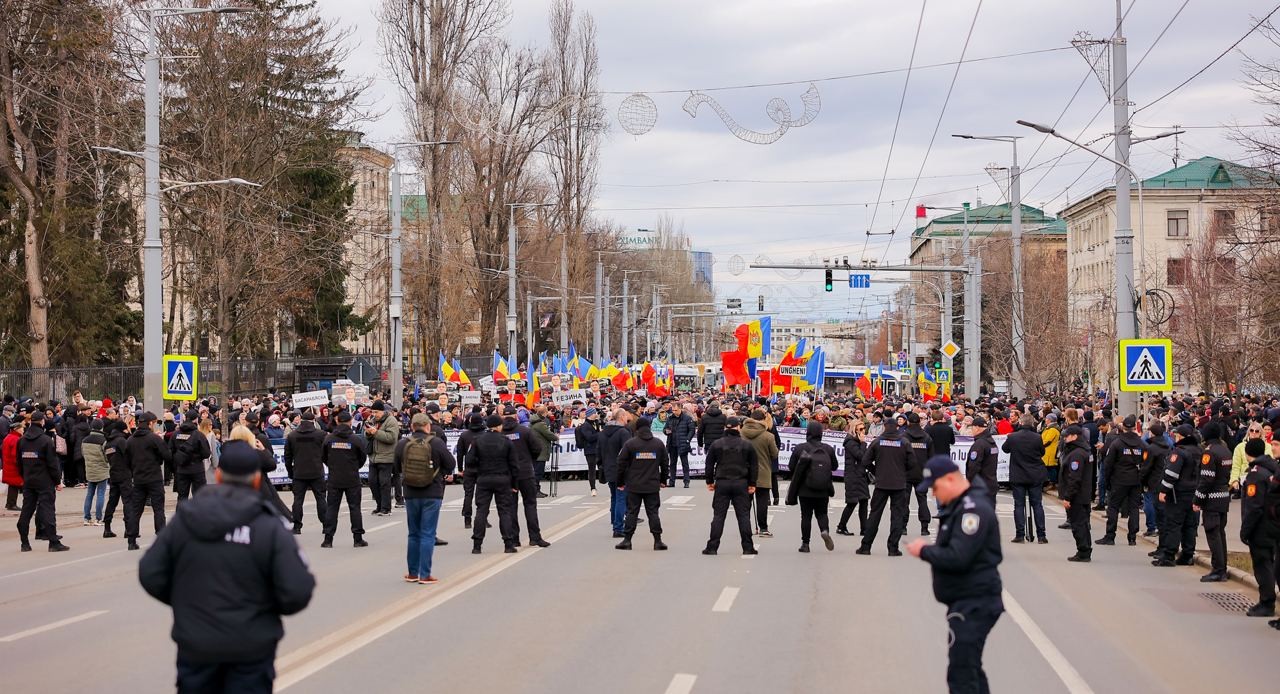 FOTO // Moldova fierbe: Mii de oameni îi cer Guvernului să plătească facturile populației pentru lunile de iarnă
