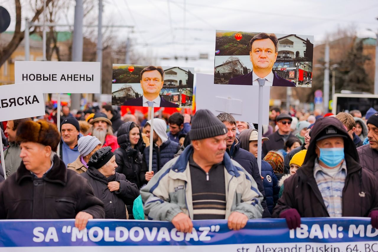 FOTO // Moldova fierbe: Mii de oameni îi cer Guvernului să plătească facturile populației pentru lunile de iarnă