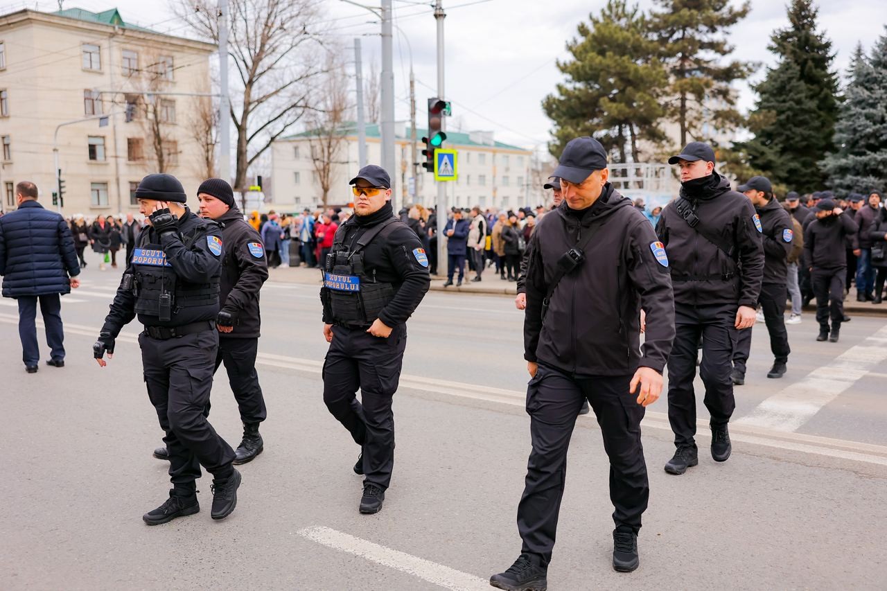 FOTO // Moldova fierbe: Mii de oameni îi cer Guvernului să plătească facturile populației pentru lunile de iarnă