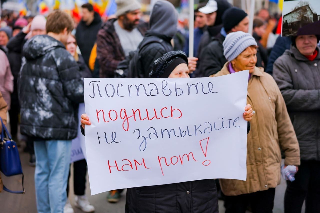 FOTO // Moldova fierbe: Mii de oameni îi cer Guvernului să plătească facturile populației pentru lunile de iarnă