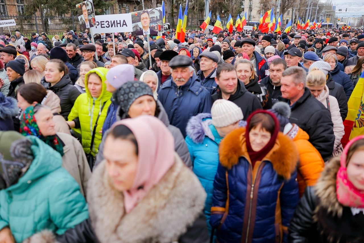 FOTO // Moldova fierbe: Mii de oameni îi cer Guvernului să plătească facturile populației pentru lunile de iarnă