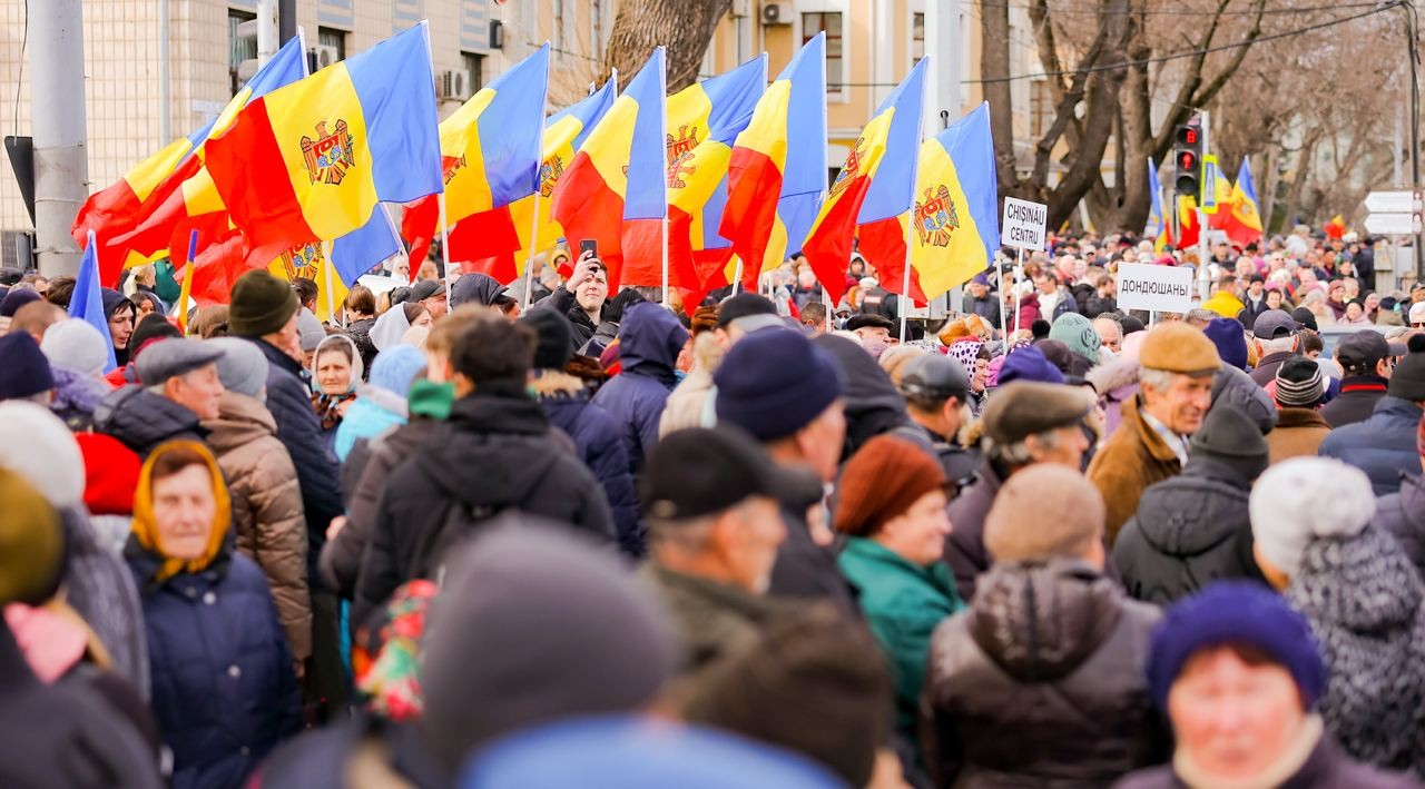 FOTO // Moldova fierbe: Mii de oameni îi cer Guvernului să plătească facturile populației pentru lunile de iarnă