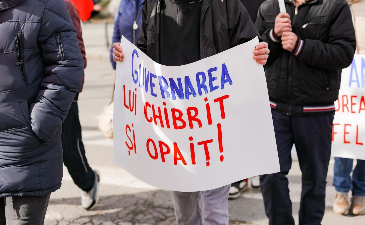 FOTO // Moldova fierbe: Mii de oameni îi cer Guvernului să plătească facturile populației pentru lunile de iarnă