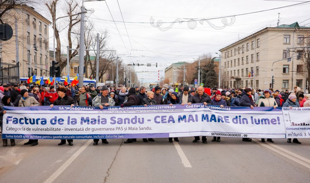 FOTO // Moldova fierbe: Mii de oameni îi cer Guvernului să plătească facturile populației pentru lunile de iarnă