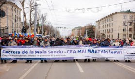 FOTO // Moldova fierbe: Mii de oameni îi cer Guvernului să plătească facturile populației pentru lunile de iarnă