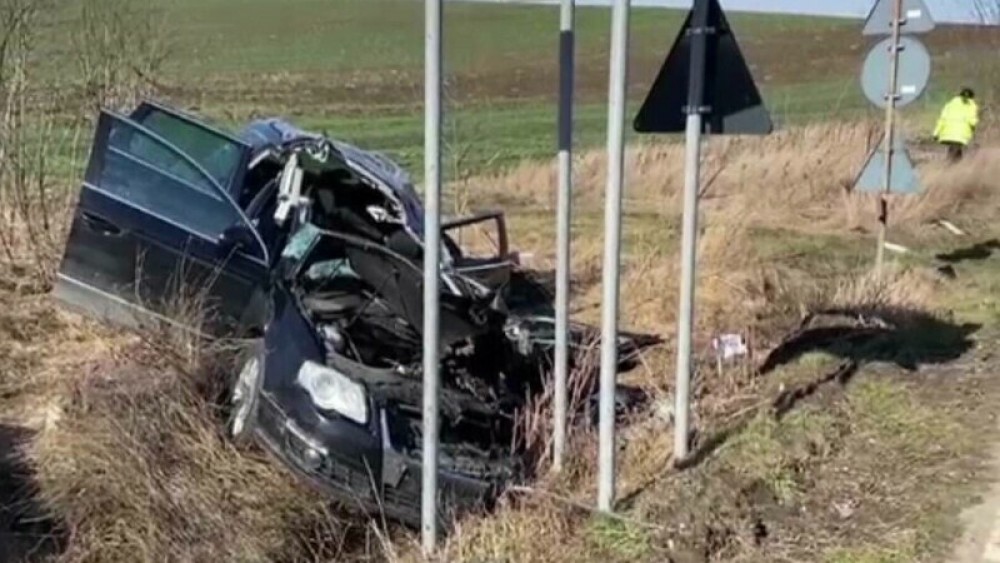 Adolescentă GRAV rănită după ce a furat mașina părinților și a făcut accident